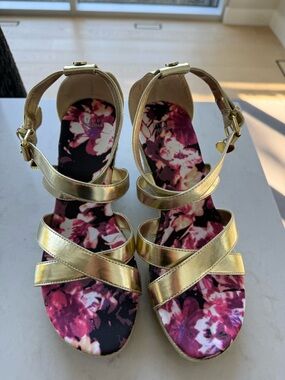 Stuart Weitzman Metallic Gold Strappy Floral Insole Sandals